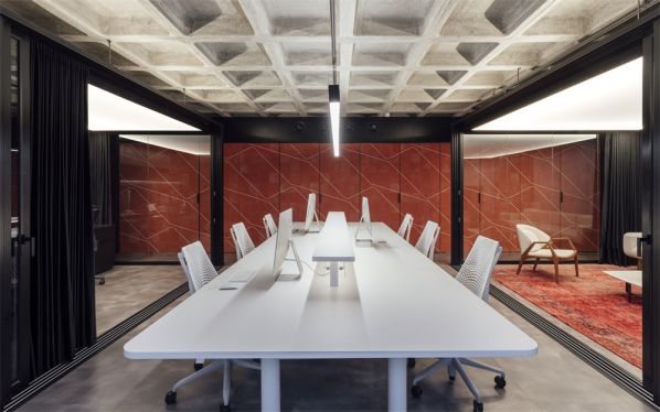 辦公室裝修在施工的過程當中一定要嚴格的監督電工